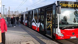 Rund 30 Millionen Menschen in Deutschland fahren täglich mit dem Bus. Verkehrsbetriebe planen mit Giga-Gelenkbussen – wie dem CapaCity L von Mercedes-Benz. (Foto: Daimler)