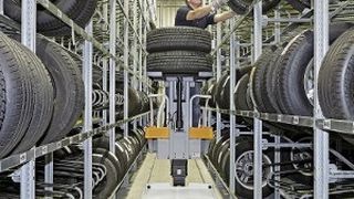 Beim vierfachtiefen Regalsystem von SSI Schäfer lagern die Räder satzweise auf Rollenleisten in einem Kanal. Nimmt der Lagermitarbeiter ein Rad aus dem Regal, rollen die dahinter liegenden Räder nach vorne. (Foto: SSI Schäfer)