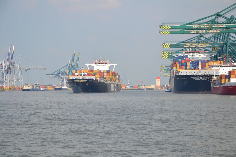 Augrund der niedrigen Kosten und der hohen Sicherheit sind Frachtschiffe die am häufigsten verwendete Transportmethode. (PROCESS)