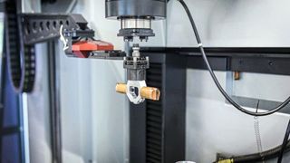 Automatic electrode feeding: Together with Sodick and Erowa, the Robot Compact 80 (ERC80) was integrated — including connection to the Zeiss measuring machine and chip-based job management. (Source: Sodick)