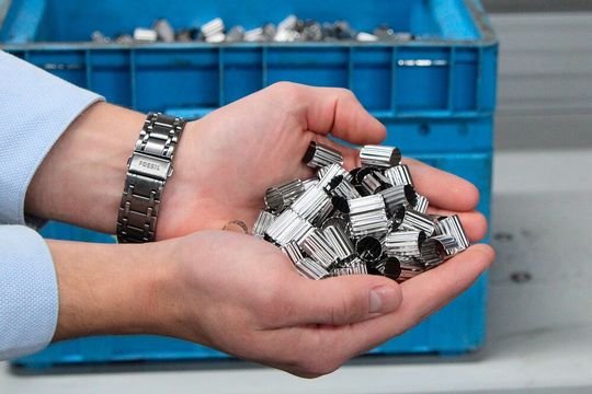 Auf den ersten Blick wirken diese Metallhülsen unspektakulär. Doch in Wahrheit sind es Toleranzringe, die präzise gefertigt sind und für Welle-Nabe-Verbindungen gebraucht werden. Einst von Bosch Rexroth hergestellt, hat nun Kritzner Metalltechnik das Know-how übernommen.(Bild:  Kritzner)
