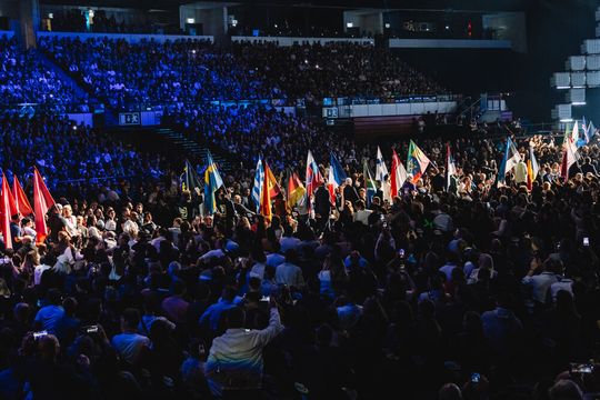 Zur Eröffnung des Web Summit, der „Startup Olympiade“, zogen Delegierte aus weit über hundert Ländern mit ihren Nationalflaggen in die prall gefüllte MEO Arena ein. In der Abbildung: Deutschland auf dem Weg zur großen Bühne.(Bild:  Web Summit)