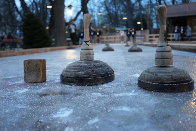 Obwohl am Mittwochabend der Frühling schon deutlich zu spüren war, war das Eisstock-Turnier auf richtigem Eis im Münchner Augustiner Keller ein winterlicher Höhepunkt. (Bild: Exclusive Networks)