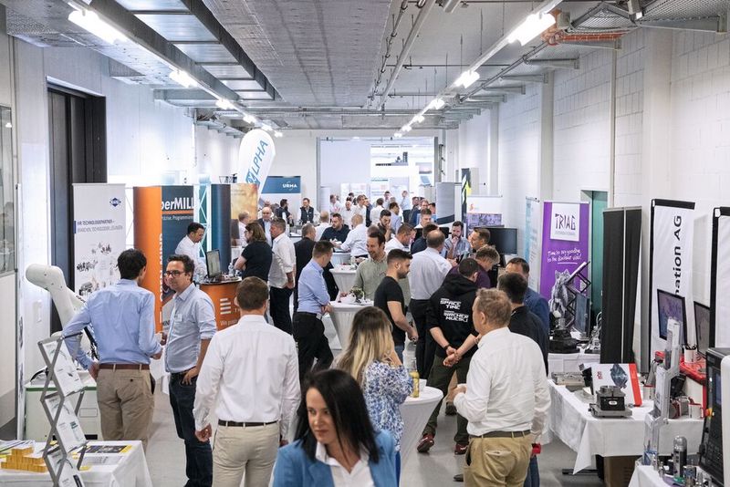 Der Ausstellungsbereich wurde rege für Gespräche und Networking genutzt. (Bild: Thomas Entzeroth)