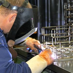 Rund 40 % mehr Produktionsfläche und neues Personal sowie Fertigungsequipment ermöglichen kürzere Durchlaufzeiten bei der Fertigung von Sonder-Werkstückträgern.