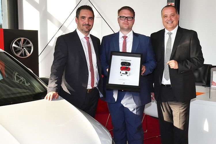 Sieht großes Potenzial in der Marke Seat: (v.li.) Unternehmenschef Ernst Christian Scherer mit seinem Autohaus-Geschäftsführer Peter Lemke und Seat-Chef Bernhard Bauer.  (Foto: Seat)