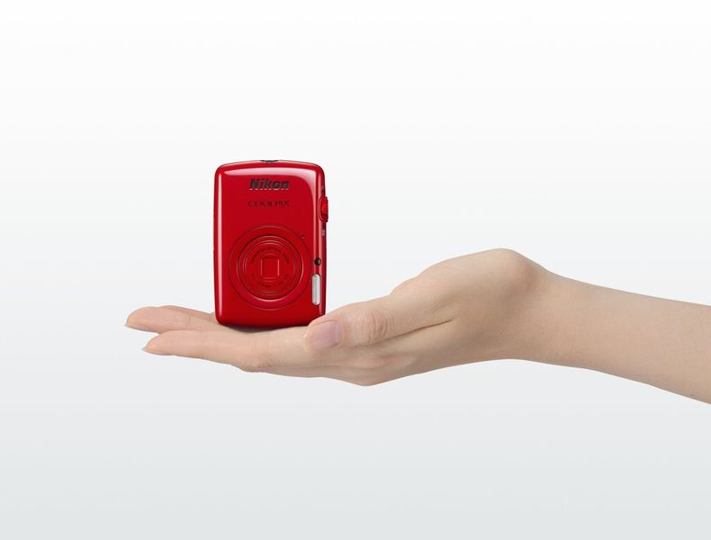 Für die hohle Hand: Nikons COOLPIX S01 (Archiv: Vogel Business Media)