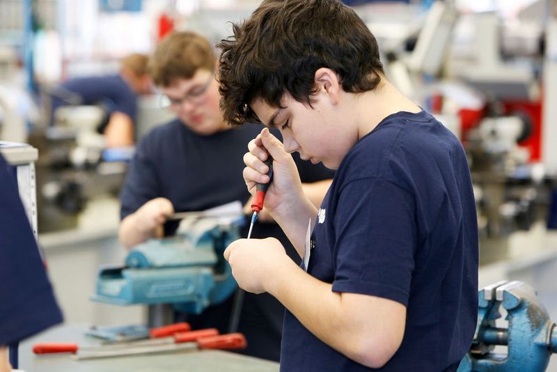 Der Kompetenzführer für Spanntechnik und Greifsysteme Schunk ermöglicht behinderten Berufseinsteigern seit Jahren eine echte Teilhabe am Arbeitsleben. (Bild: Schunk)