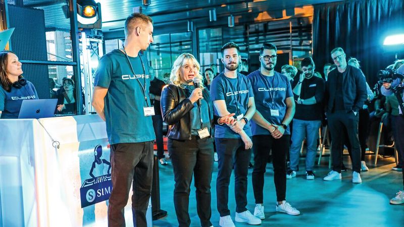 Hatte während der Umbauphase einiges auszuhalten, präsentierte sich zum Neustart aber hochmotiviert: das Cupra-Verkaufsteam von Held & Ströhle. (Bild: Aurel Dörner)