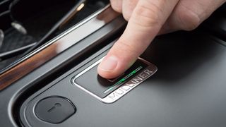 Der Tresor lässt sich nur mit Fingerabdrucksensor öffnen ... (Bild: Bentley)