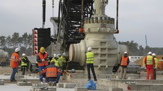 Das italienische Unternehmen Petrolvalves hat insgesamt zehn jeweils über 100 Tonnen schwere Absperrarmaturen für die Nord Stream-Pipeline entwickelt und produziert. Die Ventile werden in Deutschland und Russland an den Anlandungsbereichen der Pipeline installiert. (Bild: Nord Stream)