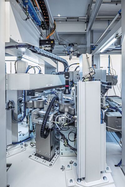 Werkstücke im Blick: Pneumatische Handling-Lösungen von SMC beliefern die hochpräzisen Kameras der Prüfstation von Roboworker. (Bild: SMC/Roboworker)