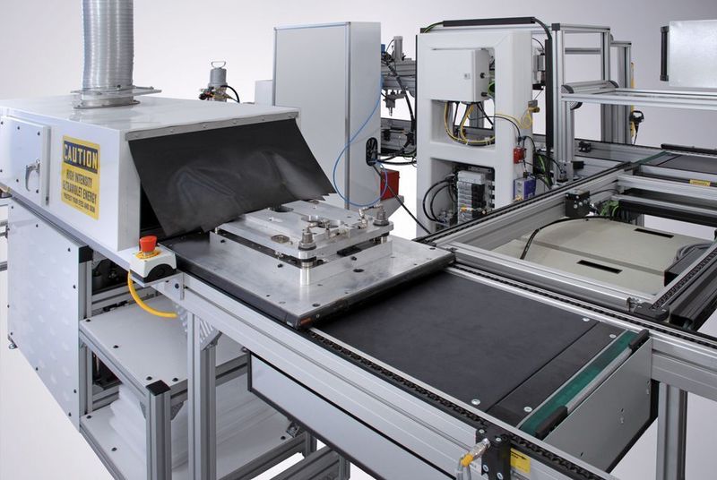 Bild 3: Transportpalette mit Bauteil, Dichtung und aufgespannter Form. Nach dem Aushärten unter UV-Licht wird das komplette Teil der Palette entnommen und die Dichtung nochmals kurz bestrahlt. Bild: Henkel (Archiv: Vogel Business Media)