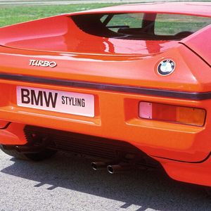 Der Motor des Turbo stammte ebenfalls aus der BMW-02-Baureihe. Der für ein solches Fahrzeug kleine Motor mit nur 2 Liter Hubraum leistete dank Turbolader 206 kW/280 PS und beschleunigte den Wagen auf 250 km/h.(Bild:  BMW AG)