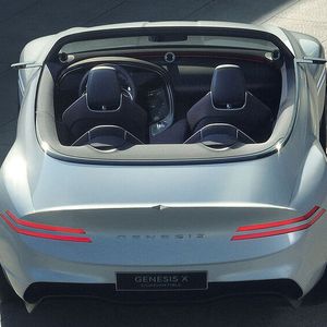 Die horizontalen Quad-Rückleuchten zitieren die Designvorgaben der zwei anderen Studien. (Bild:  Genesis)