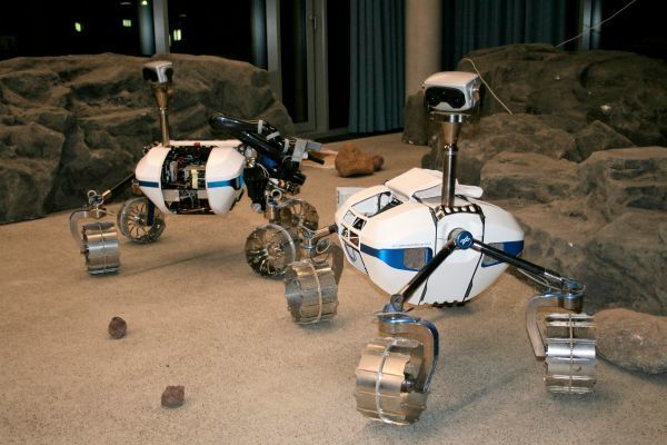 Ausstellung von Rovern. Diese sind telepräsent bedienbar und auch autonom einsetzbar. (Bild: Matthias Endres)