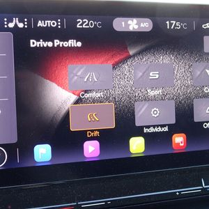 3. Die Fahrmodi: Im Comfort-Modus lässt sich der Cupra erstaunlich unauffällig bewegen. Spätestens im wählbaren Cupra-Modus ist der Formentor scharf gestellt. Lenkung, Fahrwerk, Getriebe und Gasannahme werden entsprechend optimiert, und auch der Fünfzylinder entfaltet sein ganzes Klangbild. Im Driftmodus wird noch die elektronische Stabilitätskontrolle deaktiviert und möglichst viel Kraft auf die Hinterachse geschickt. Auch ein Rennsportstart über die Launch-Control ist dann möglich und sorgt für maximale Beschleunigung aus dem Stand.(Bild:  Schreiner – »kfz-betrieb«)