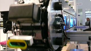 Die Blockkette dieses Vakuumfördersystems kann kontinuierlich Strom, Druckluft und Daten mitführen. (Bild: Polman)