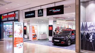 Autos mitten im Einkaufszentrum sind ein eher ungewöhnliches Bild. Das Autohaus Fischer aus Hameln präsentiert dort jetzt auf rund 150 Quadratmeter sich und die Marke. (Bild: Peter Teschner)