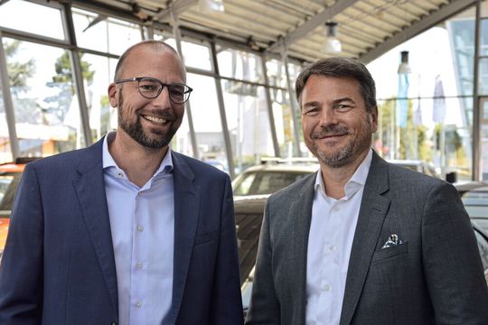 Koordinieren als Geschäftsführer die Zusammenarbeit der Autohäuser unter dem Dach der Best Group: Marcus Müller (li.) und Jürgen Ruchti. (Bild:  Achter/»kfz-betrieb«)