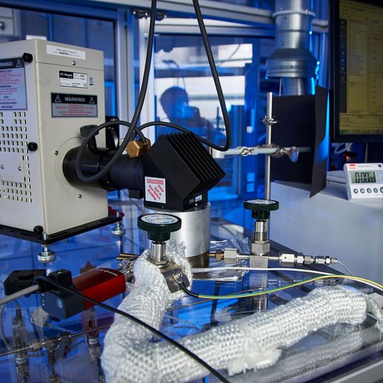 Photoreaktor im Labor - Unter hochreinen Bedingungen wird durch eine angelegte Lichtquelle (Kasten links) der Photokatalysator im Reaktor aktiviert, so dass das eingeleitete CO2 Reaktionen eingehen kann.(Bild:  Likat/ Nordlicht)