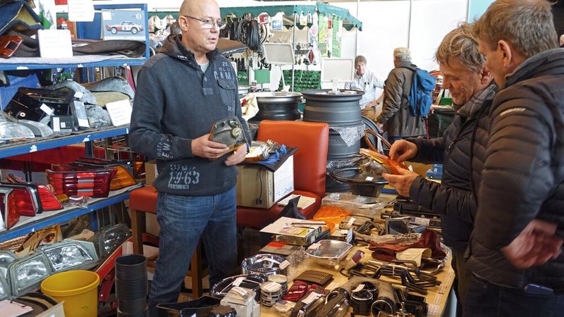 Internet hin oder her: Viele Käufer und Verkäufer schätzen die Vorteile eines Teilemarkts. (Bild: Dominsky –  »kfz-betrieb«)