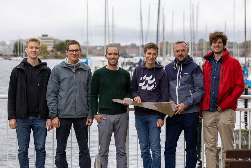 Das Projektteam der HAW Kiel untersucht, ob Naturmaterialien eine nachhaltigere Alternative zu den konventionellen glas- und kohlefaserverstärkten Kunststoffen sind. (Bild: HAW Kiel)