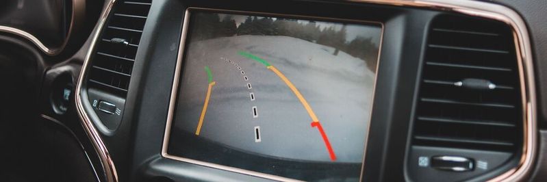 Wer in den letzten Jahren einen Führerschein erworben hat, kann sich das Parken ohne helfende Sensoren wohl nicht mehr vorstellen. Ihr volles Potenzial entfaltet die Sensorik aber erst in der Industrie.(Bild:  gemeinfrei // Unsplash)