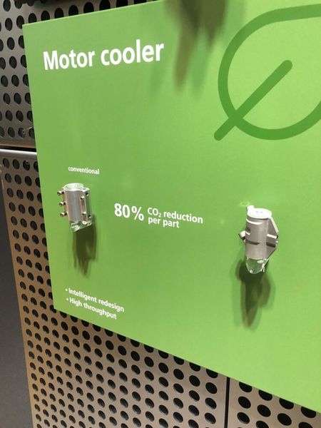 Der 3D-Druck macht auch die eigene Serienteilfertigung von Trumpf nachhaltiger. Ein Beispiel dafür sind Motorkühler für die eigenen Laser. Hier konnte Trumpf die CO2-Emissionen pro produziertem Teil um 83 Prozent im Vergleich zu einer konventionell hergestellten Version reduzieren. (Bild: VCG/Juliana Pfeiffer)