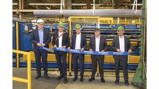 Christian Wiethüchter gab mit dem Durchschneiden des Bandes den Startschuss für die neue Produktion von Präzisionsstahlrohren. (Auf dem Foto von links nach rechts: Thomas Michels, Leiter Werksverbund Schloß Neuhaus & Paderborn Benteler Steel/Tube; Frank Wolters, Geschäftsführer der Wirtschaftsförderungsgesellschaft Paderborn; Ekkehard Kadenbach, Vice President Global Purchasing Stabilus; Christian Wiethüchter, Geschäftsführer Benteler Steel/Tube; Eric Syburra, Lead Buyer Metal Products Europe Stabilus) (Bild: Benteler)