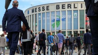 Alle zwei Jahre findet die Innotrans in Berlin statt. Aufgrund der Corona-Pandemie fiel sie 2020 aus. Nach vier Jahren empfängt die 13. Leitmesse für Verkehrstechnik ihre Besucher mit vielen Neuheiten. (Bild: Messe Berlin)