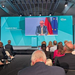 Eröffnungsfeier in Dresden: Kanzler Merz war live zugeschaltet.(Bild:  Infineon)