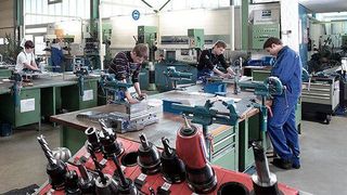 Viele Lücken! Wie der VDMA Ost berichtet, ist die Azubi-Suche für ostdeutsche Maschinenbauer kein Zuckerschlecken. Enorme Defizite in Mathe, Deutsch, Englisch und im sozialen Umgang, geben mit Blick auf den Nachwuchs demnach Grund zur Sorge. (B. Willse)