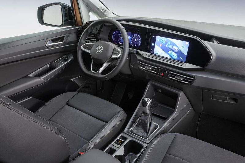 Im Innenraum geht es modern zu, das Schlagwort Digitalisierung steht im Vordergrund. Optional sind die volldigitalen Anzeigen hinter dem Lenkrad. (Volkswagen)