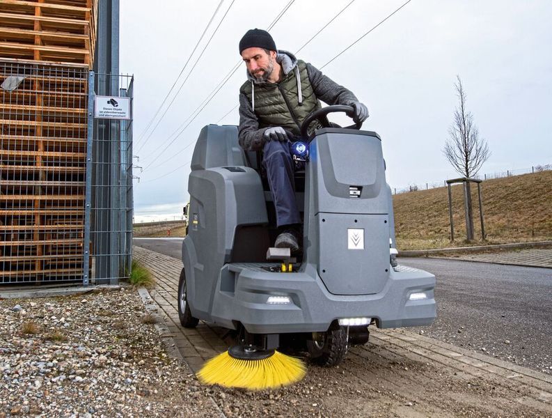 Die neue Aufsitzkehrsaugmaschine KM 100/120 R G von Kärcher ist auf lange, unterbrechungsfreie Arbeitsintervalle sowie eine hohe Reinigungsleistung ausgelegt.  (Kärcher)
