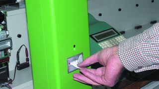 1 Im Einsatz: Kompakte Entwerter für Busse und Bahnen.  Bilder: elgeba (Archiv: Vogel Business Media)