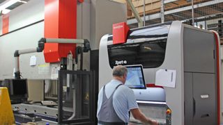 Die Abkantmaschine Xpert 40 (rechts) wirkt im Vergleich zu ihren großen Schwestern geradezu winzig. (Bild: Itasse)