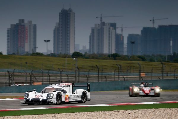 Porsche 919 Hybrid, Porsche Team beim Freien Training: Romain Dumas, Neel Jani, Marc Lieb (Bild: Porsche)