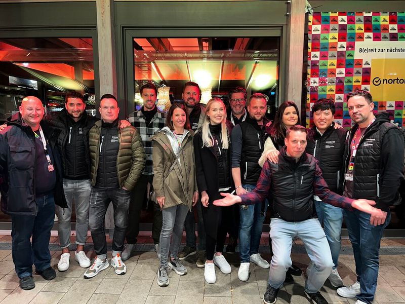 Wie heißt es so schön? Aller guten Dinge sind 3! Endlich klappt das Samsung-Team-Foto! (Bild: Vogel IT-Medien GmbH)