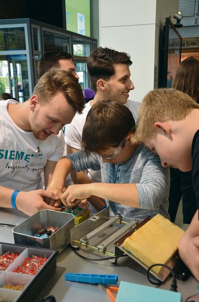 Früh übt sich, wer Ingenieur werden will. Schüler erhalten bei Siemens Einblicke in die Technik. (Bild: Jablonski)