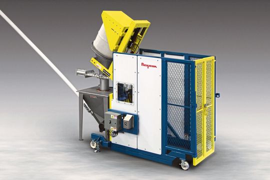 Der Fasskipper mit Schutzumhausung entleert Fässer und Eimer sicher und staubfrei.(Bild:  Flexicon)