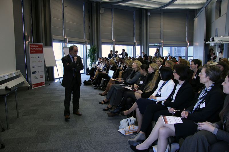 Dr. Joseph Reger (Fujitsu) beleuchtete den Unterschied zwischen der Digitalisierung der Gesellschaft… (Bild: Vogel IT-Akademie)