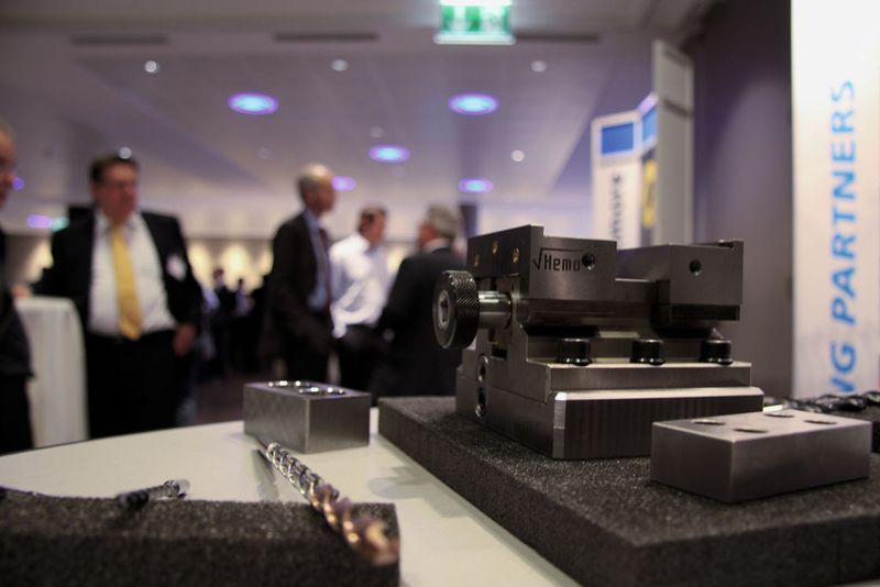 Werkzeuge, Technologie und Gespräche zwischen Referenten, Ausstellern und Besuchern stehen im Fokus des Swissmem-Zerspanungsseminars.  (Bild: Böhm)