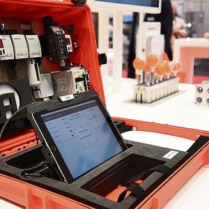 Diagnose aus dem Koffer: eine Wartungseinheit inklusive Smart Pneumatics Monitor visualisiert Betriebszustände – hier den des Pin-Tischs im Hintergrund – und bietet einen Einstieg in Industrie 4.0. 