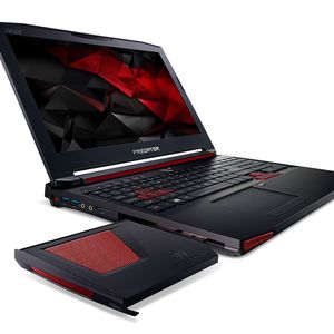 Wenn es beim Spielen richtig heiß her gehen soll, kann beim Gaming-Notebook Predator 15 ein zusältzliches Lüftermodul in den Schacht für das optische Laufwerk eingesetzt werden.
