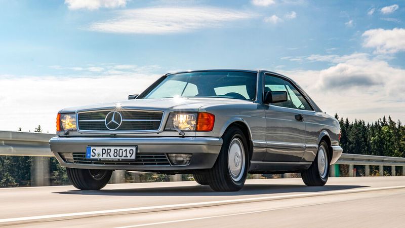 Mit der Zeit wurden die „Sacco-Bretter“ vom Käufergeschmack akzeptiert und im Rahmen einer Modellpflege auch bei anderen Modellen eingeführt, die zuvor mit normalen Seitenschutzleisten ausgerüstet waren. Dazu gehören die Baureihen W 201 (1988) und W 124 (1989).  (Bild: Mercedes-Benz AG)