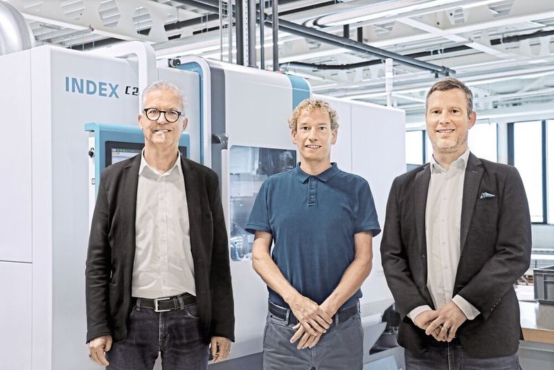 Geschäftsführer Michael Manser (in der Mitte) ist von der Partnerschaft mit Index überzeugt. Auf dem Foto wird er von Sven Teschauer (re.), zuständig bei Index für Technische Beratung und Verkauf in der Ostschweiz, und Marketingleiter Rainer Gondek (li.) flankiert. (Bild: August Manser AG)