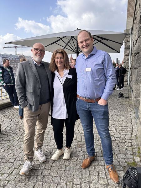 (v. l.) Markus Frank (ACER) mit Kathrin Brinkschulte und Martin Bausch (api) (Bild: Vogel IT-Medien GmbH)