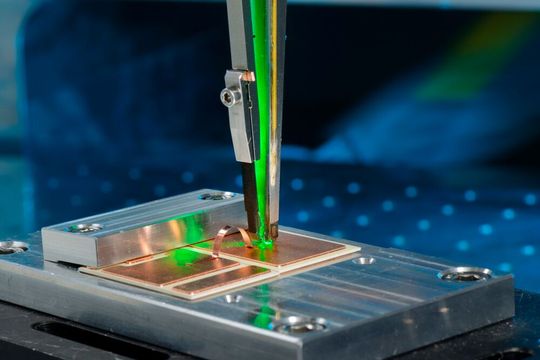 Hier sieht man einen im grünen Wellenlängenbereich strahlenden Laser, der Kupferkontakte schweißt. Ein Team von Trumpf, dem Fraunhofer ILT und Desy haben per Teilchenbeschleuniger dem Laser dabei zugeschaut – Grünlaser sind demnach ideal dafür. Hier sieht man einen im grünen Wellenlängenbereich strahlenden Laser, der Kupferkontakte schweißt. Ein Team von Trumpf, dem Fraunhofer ILT und Desy haben per Teilchenbeschleuniger dem Laser dabei zugeschaut – Grünlaser sind demnach ideal dafür.