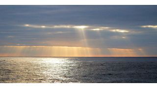 Die Sonne geht über dem Südpazifik auf: Selbst dieser abgelegene Ozean ist mit menschgemachten Schadstoffen verschmutzt. (Bild: Die Sonne geht über dem Südpazifik auf / Jan Steffen / Geomar / CC BY 4.0 / ethz.ch)